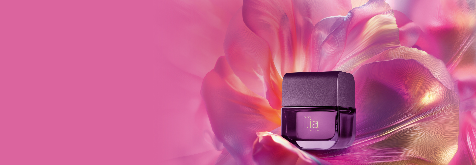 Frasco roxo de Natura Ilía Secreto sobre pétalas de flor com tons rosa e lilás, em fundo rosa.