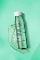 Frasco verde translúcido com tampa branca do Shampoo Detox Tododia Chá de Hortelã e Gengibre. Está sobre um rastro de gel verde em fundo degradê verde.