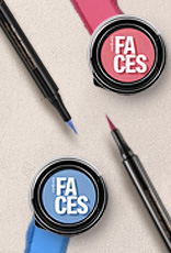 Maquiagens Natura Faces nas cores vermelho e azul em fundo creme.