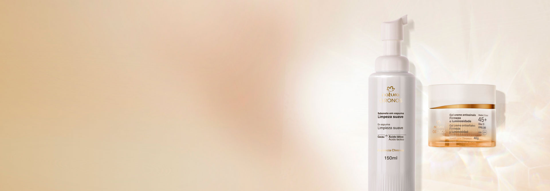 Un producto de limpieza facial, un exfoliante y una crema hidratante para el rostro. Todos Natura Chronos sobre un fondo rosa pastel.