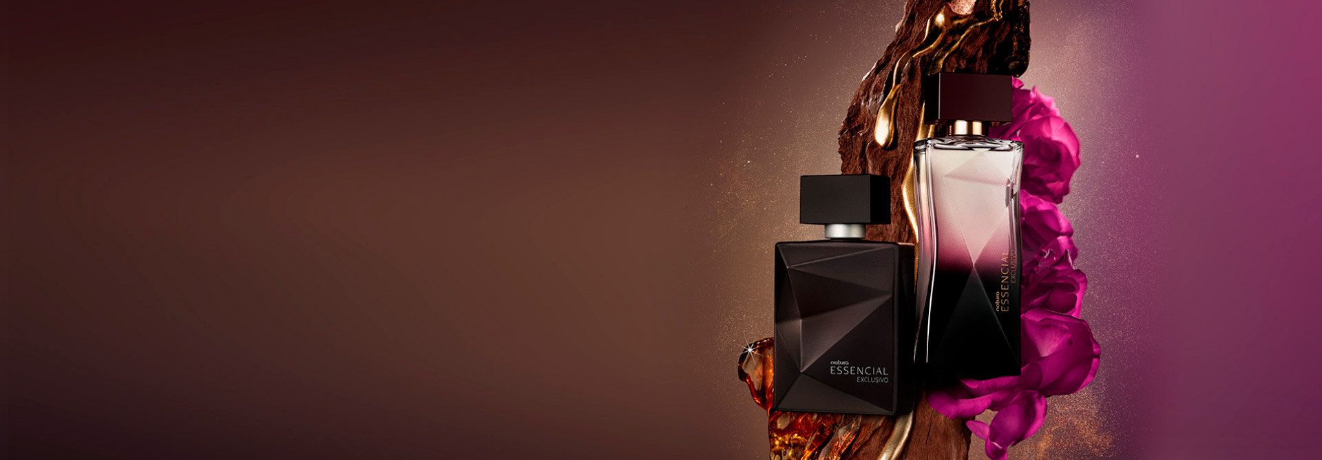 Dos frascos de perfume Essencial de Natura sobre madera rústica, adornados con flores y fondo en tonos marrones y rosa oscuro
