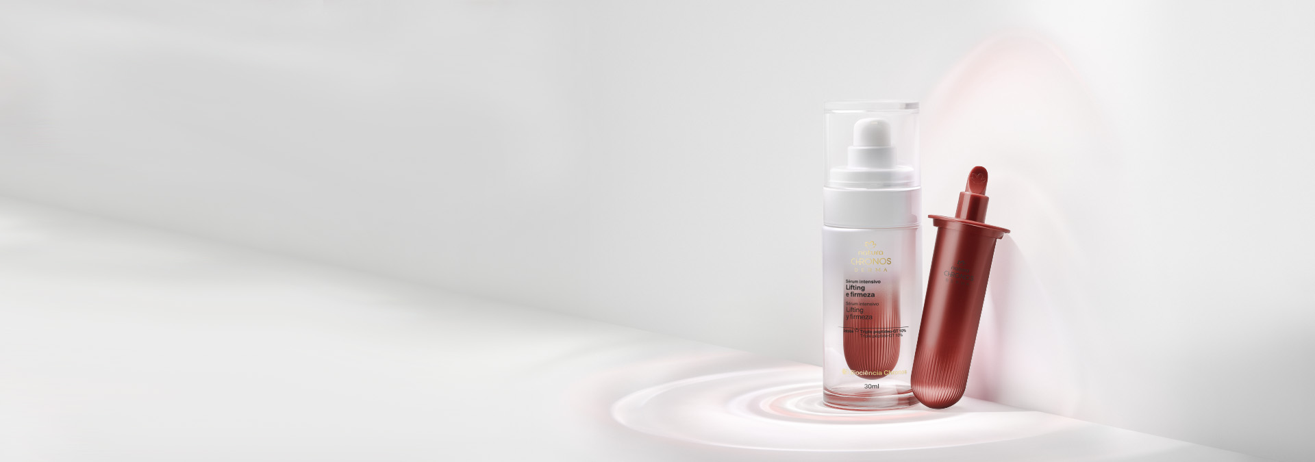 Fondo marrón y blanco con tonos claros y a la derecha el Sérum Intensivo Lifting & Firmeza Chronos con el bioactivo del producto