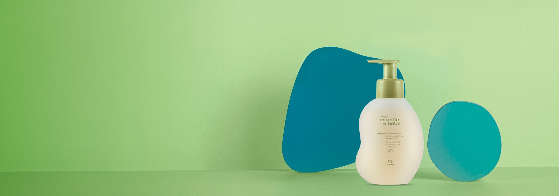 Un producto Mamá y Bebé Natura, con bomba verde claro, sobre un fondo verde con formas azules.