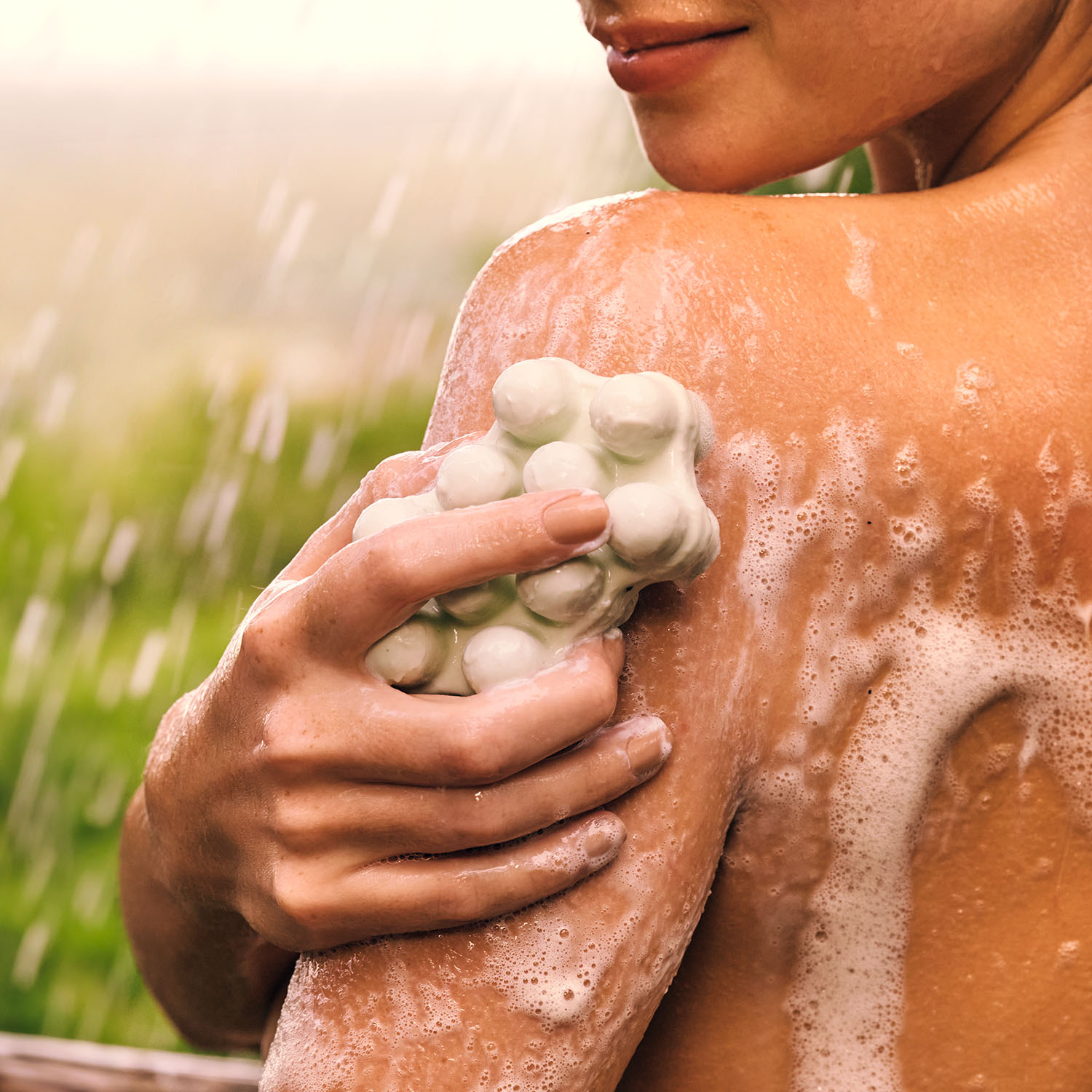 imagen de fondo blanco con productos para limpieza de la piel. agua micelar, jabón, crema de limpieza, todos de natura chronos.