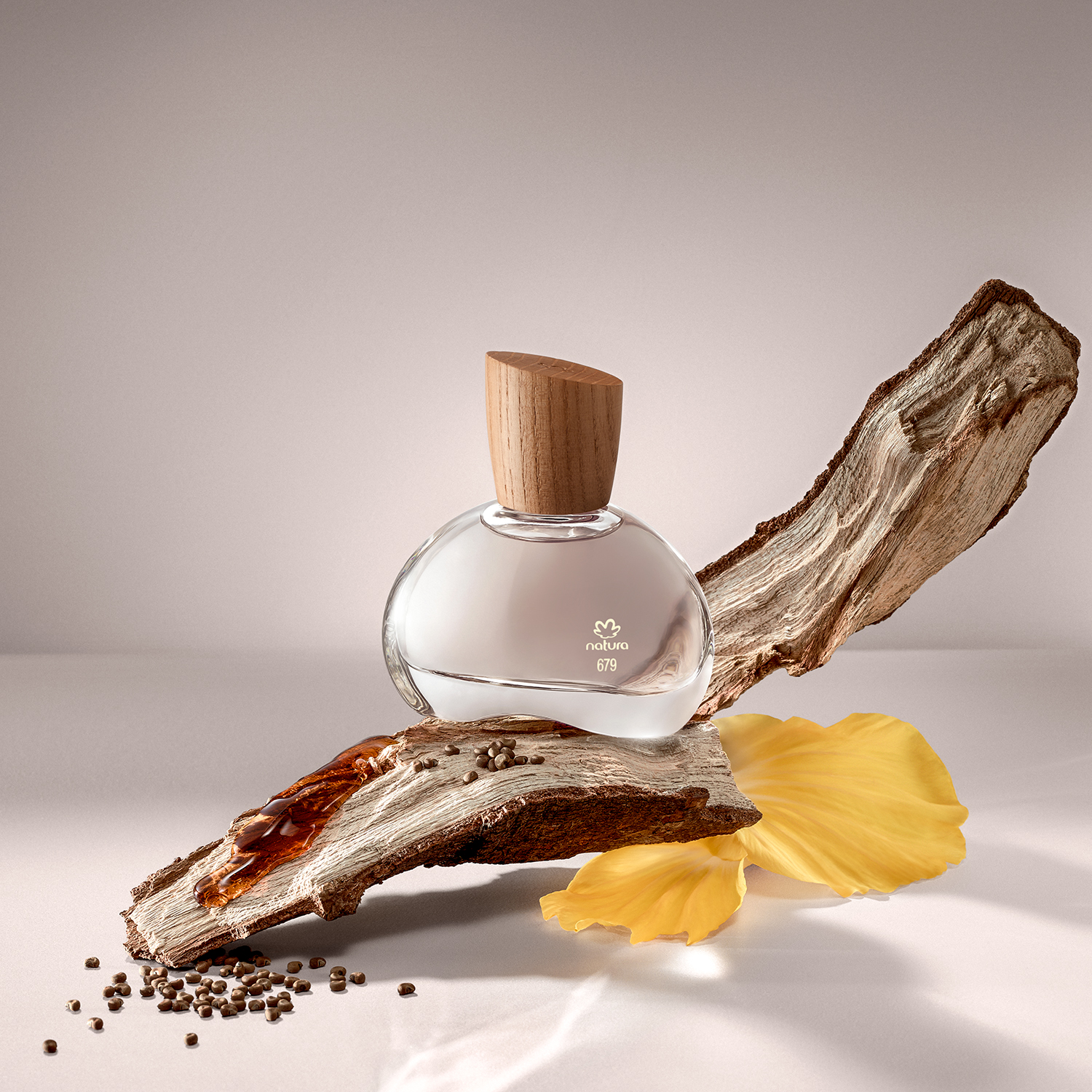 imagen de fondo blanco con productos para limpieza de la piel. agua micelar, jabón, crema de limpieza, todos de natura chronos.