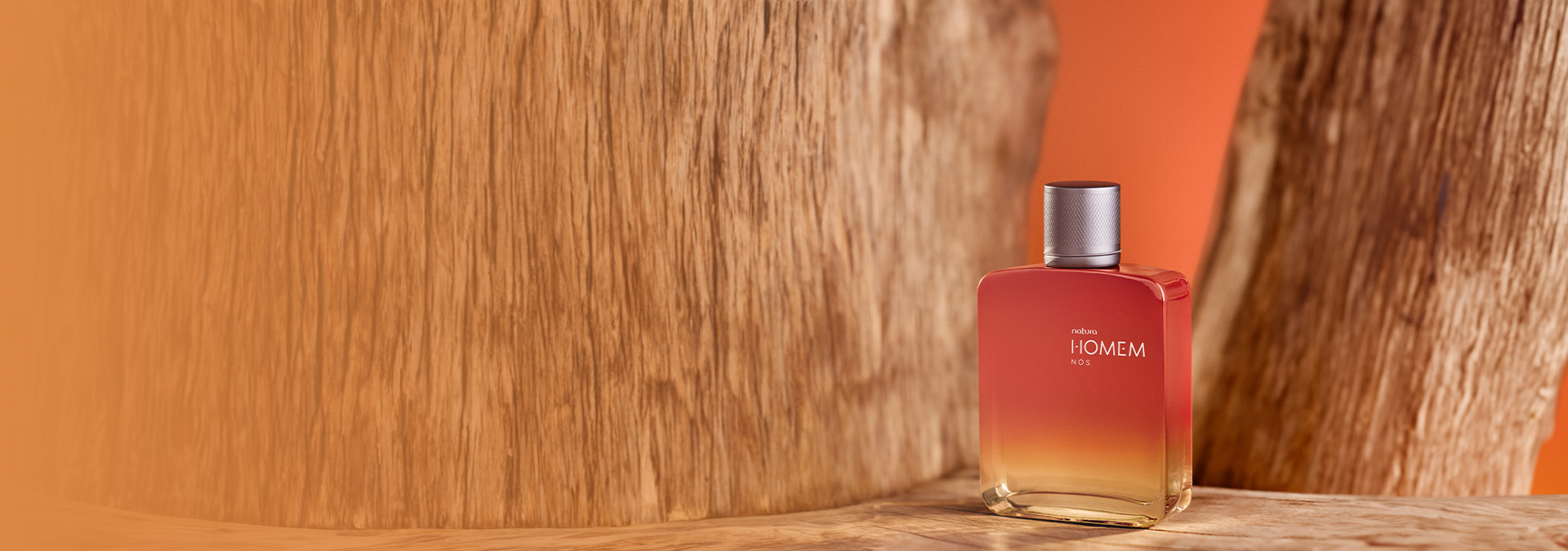 fragancia elegante y envolvente con la intensidad del ámbar y el confort de la madera