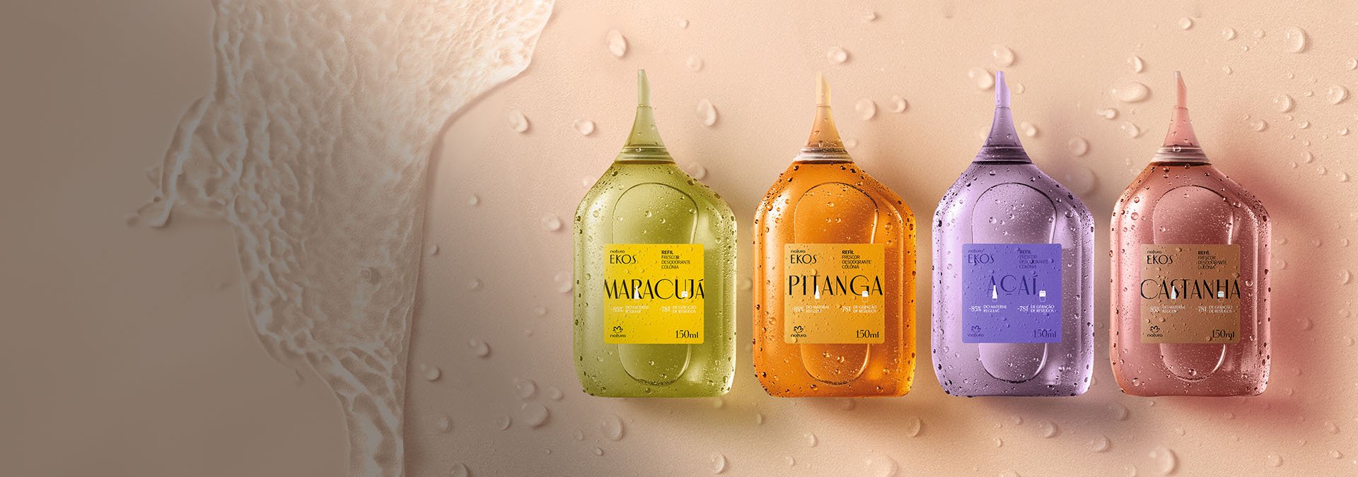 Sobre un fondo beige claro y húmedo, 4 fragancias de la línea Natura Ekos.