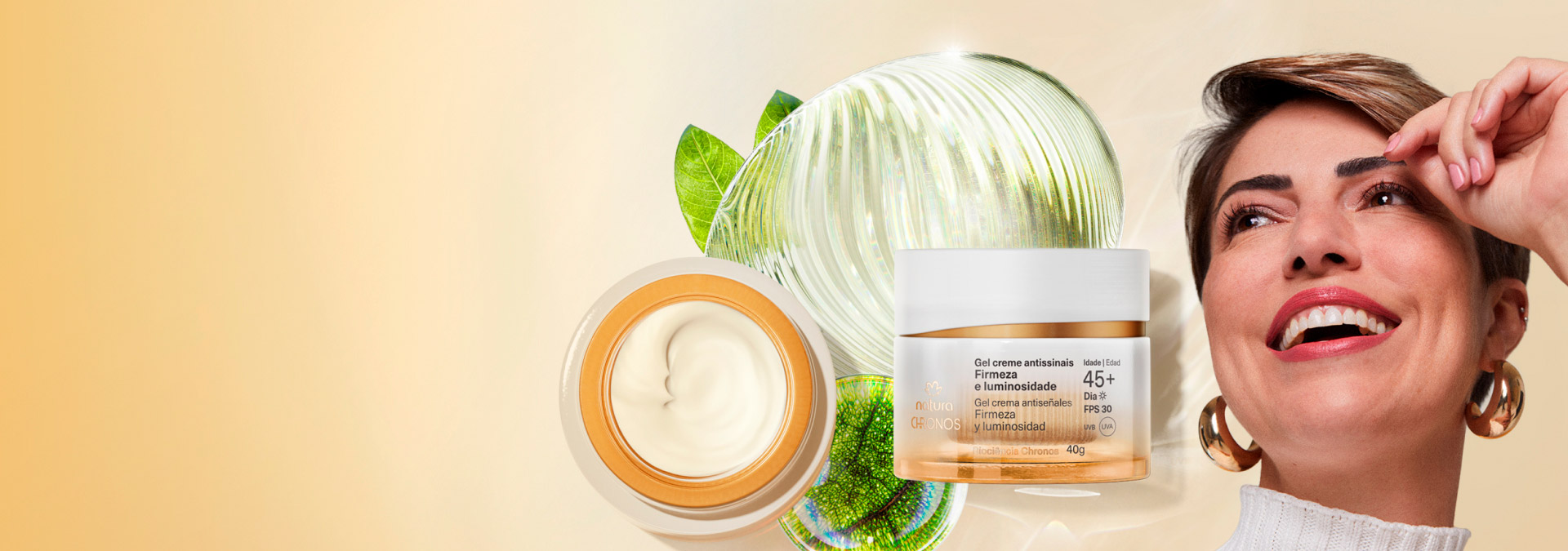 Fondo en tonos de amarillo, a la derecha una modelo blanca y el Gel Crema Antiseñales 45+ Día Firmeza y Luminosidad Chronos.