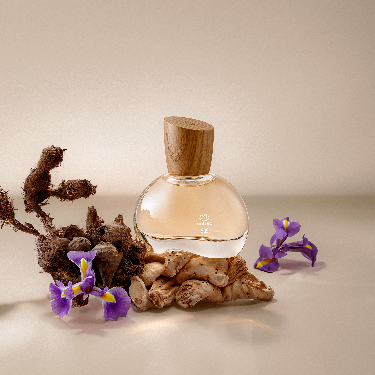 imagen de fondo blanco con productos para limpieza de la piel. agua micelar, jabón, crema de limpieza, todos de natura chronos.