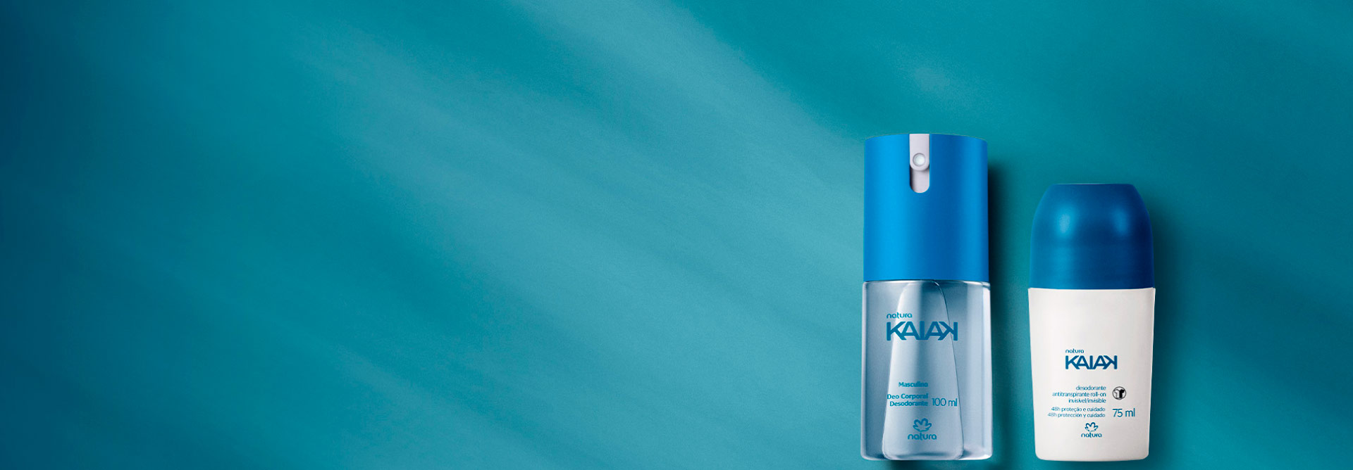 Fondo azul y a la derecha un desodorante en spray y un roll-on de la línea Kaiak masculino.