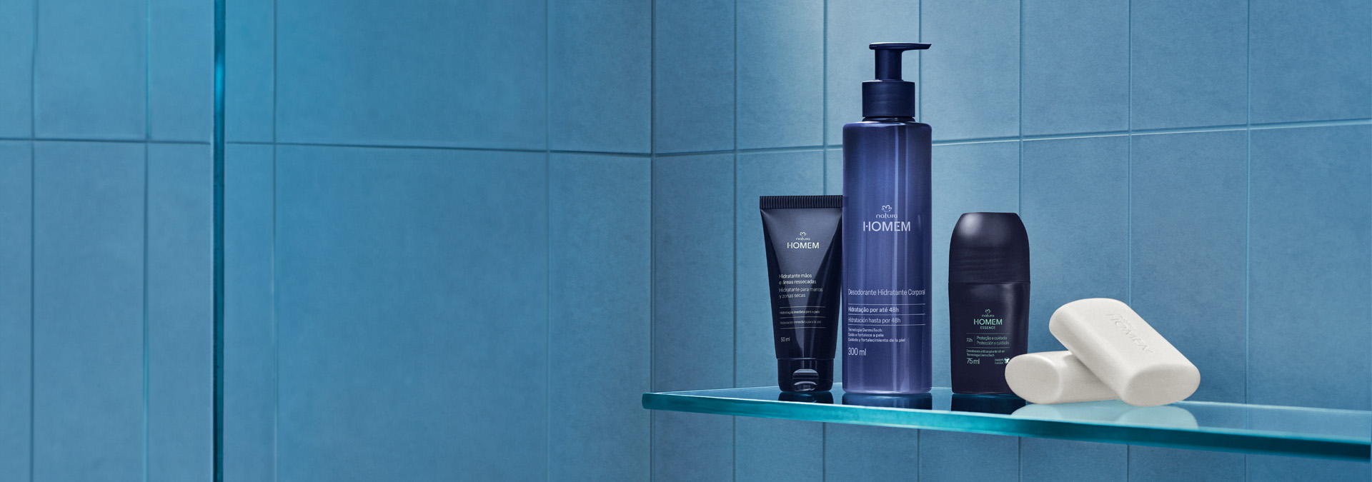 Fondo gris con 3 productos de cuidado masculino Natura al lado derecho.