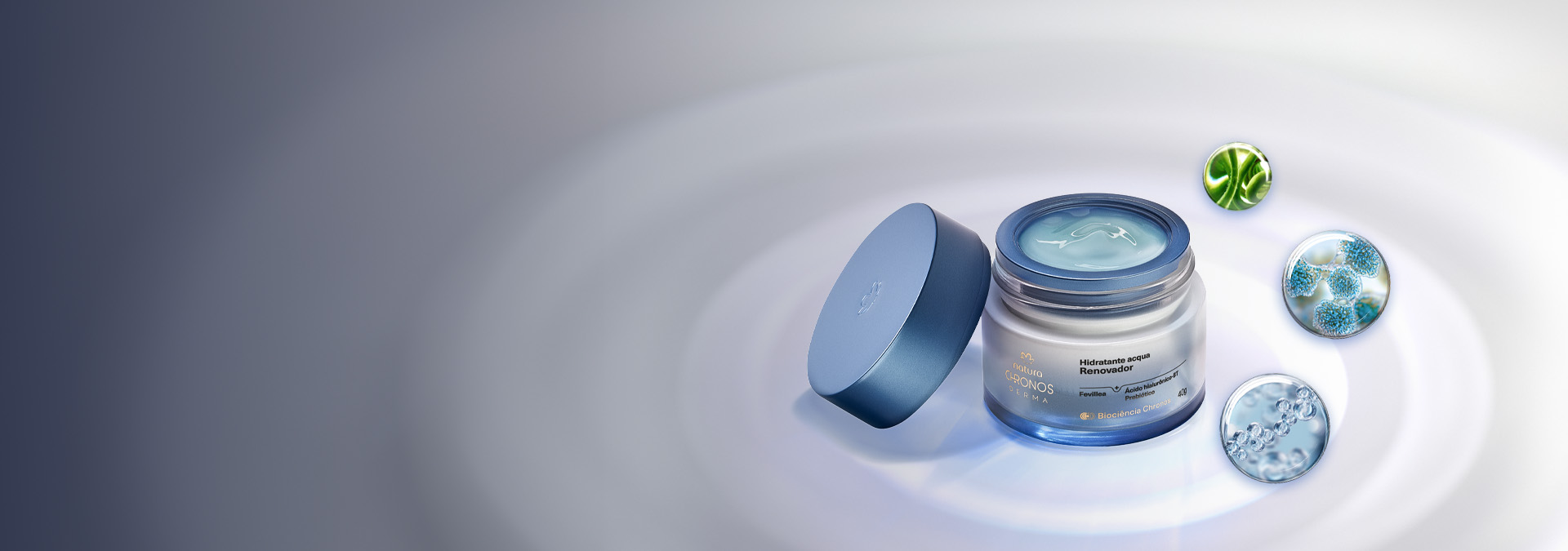 Fondo en tonos azules, a la derecha una modelo oriental blanca y un hidratante Chronos Acqua Biohidratante Renovador