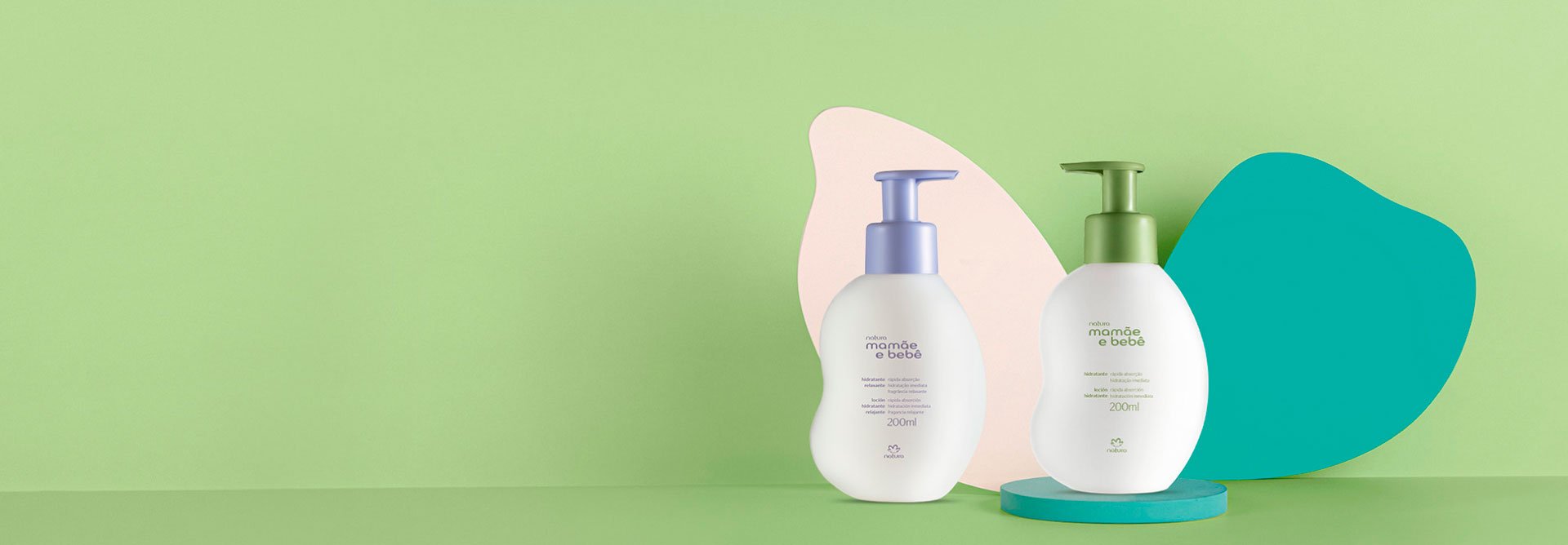 Fondo verde con formas abstratas en tonos de azul y a la derecha dos hidratantes Natura Mamá y Bebé
