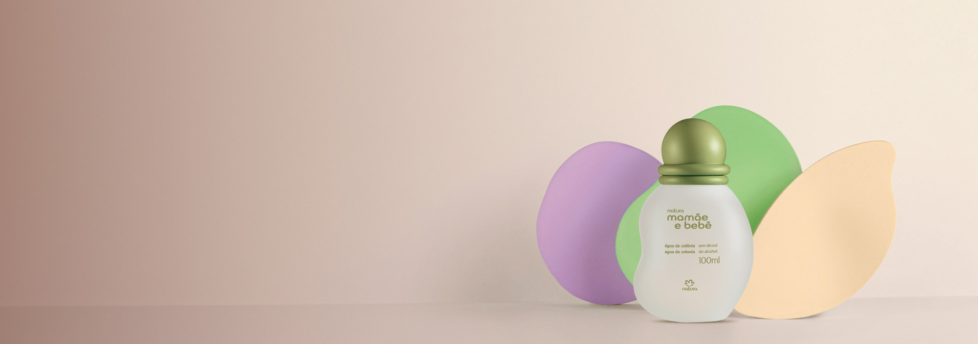 Fondo gris con el producto Agua de Colonia de Mamá y Bebé.