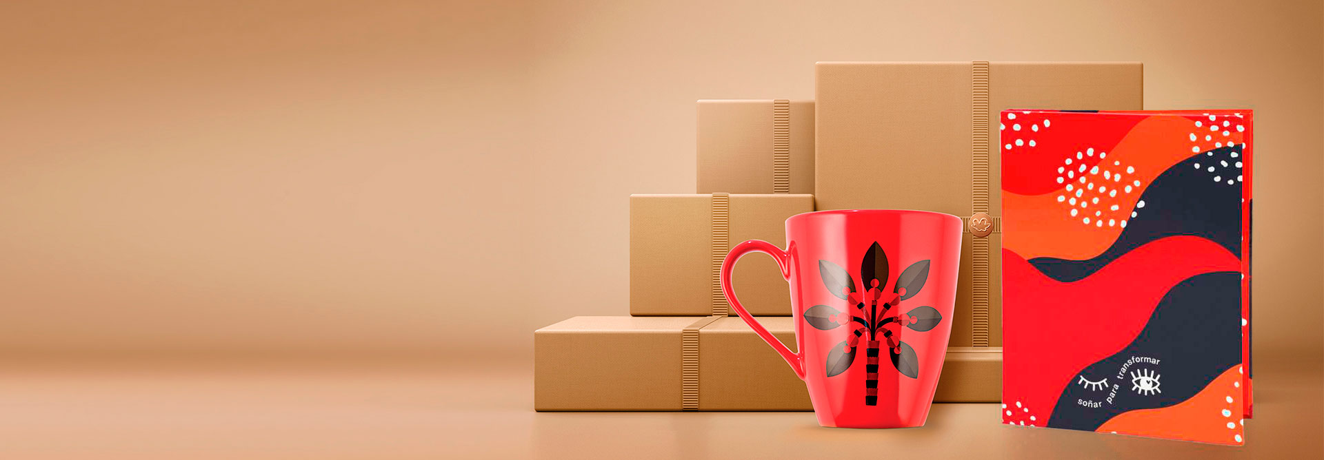 Fondo marrón claro con cajas marrones, y al frente, una taza y un cuaderno de la línea Creer Para Ver.