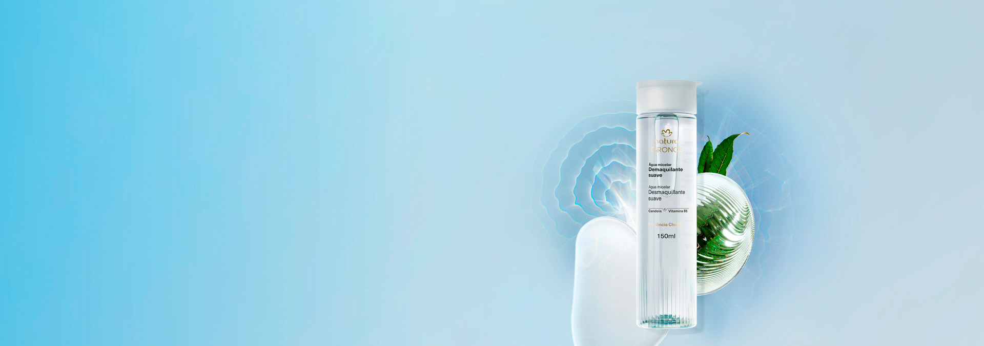 Fondo en tonos de azul, y a la derecha el agua micelar desmaquillante suave de Natura Chronos