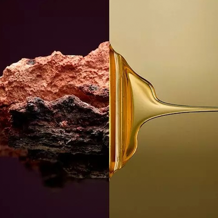 Imagen dividida: a la izquierda, un trozo de madera. A la derecha, líquido extraído de la madera para la fragancia