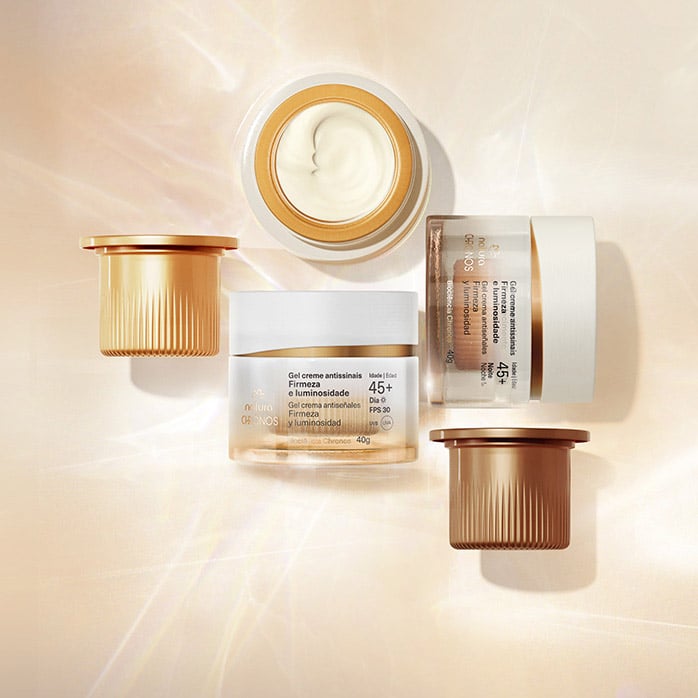 Imagen de fondo claro, con la crema facial anti-edad 60+ de natura chronos al centro, con demostrativo de la textura.