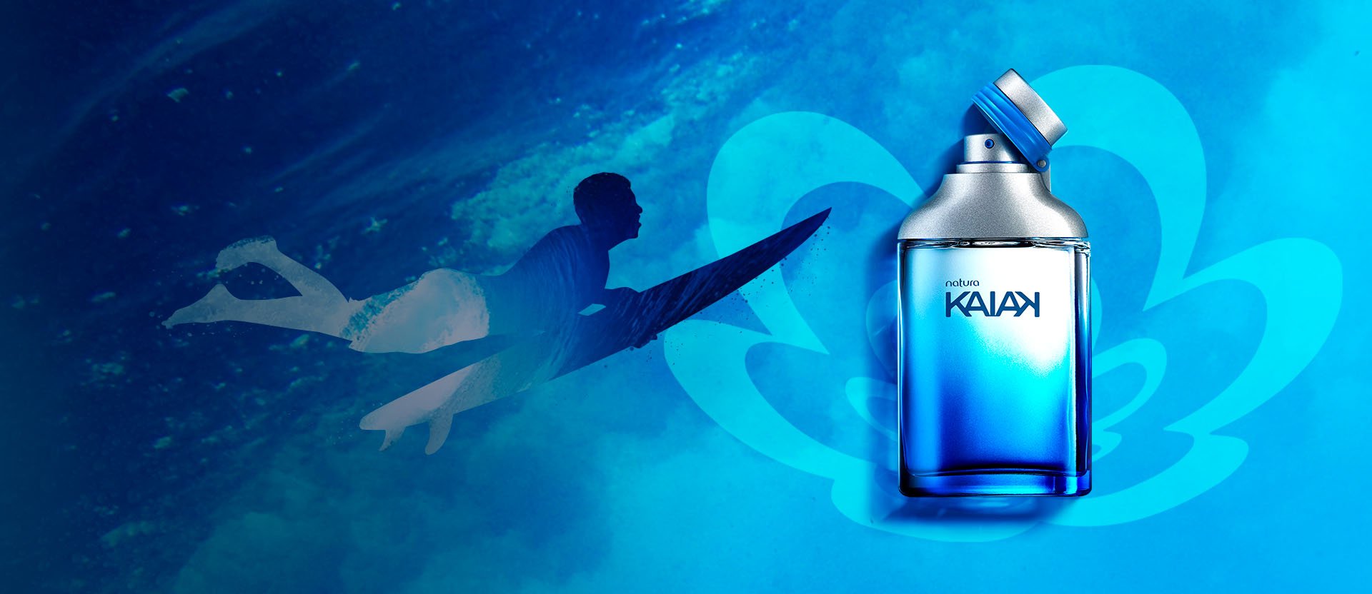 Frasco de Natura Kaiak azul al lado de silueta de surfista sobre fondo azul brillante con efecto de olas.