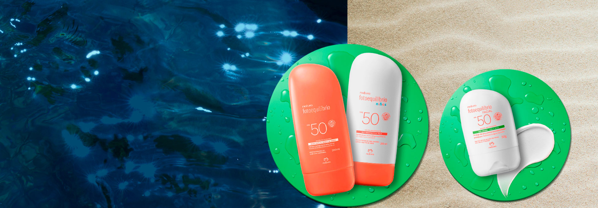 Fondo de agua y arena, con formas redondas verdes destacando tres protectores solares de Natura Fotoequilíbrio.