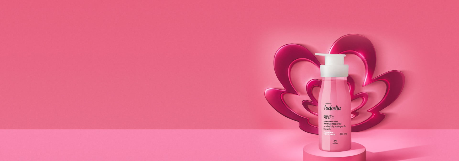 Fondo en tonos de rojo y a la derecha un frasco de jabón líquido Natura Tododia Frambuesa y Pimienta Rosa