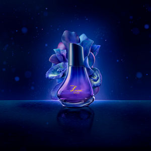 Frasco de Natura Luna Atitude, con una flor azul oscuro detrás del producto y un fondo morado oscuro.