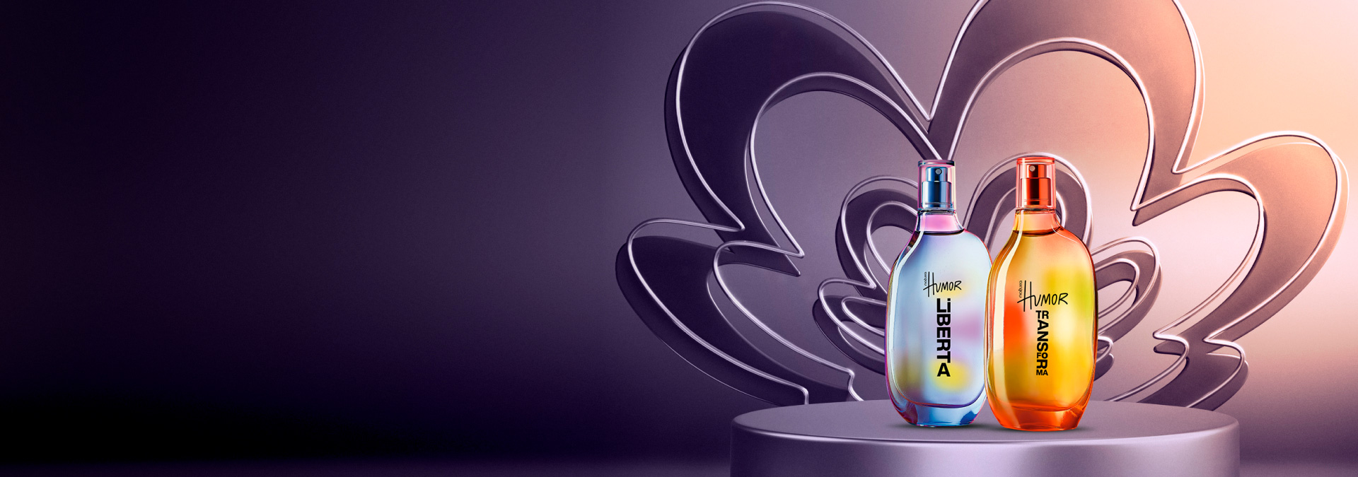 Tonos de violeta al fondo con productos de la marca Humor, que representan la perfumería Natura para todos