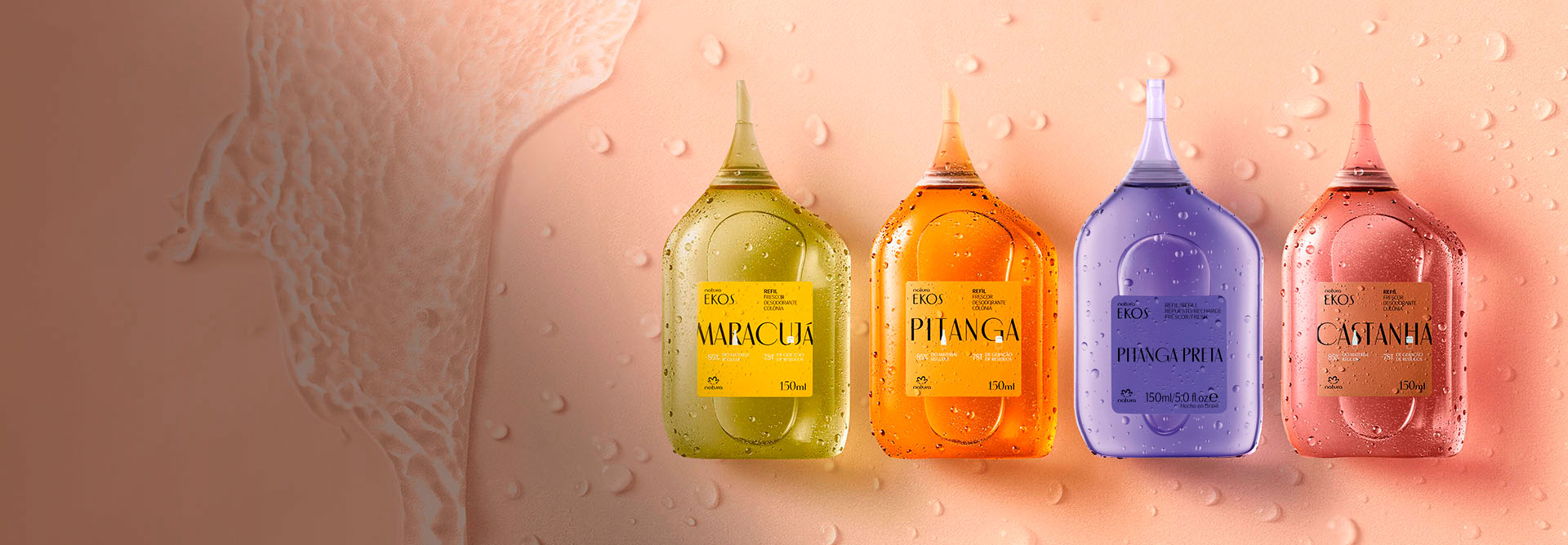 Cuatro repuestos de fragancias Ekos sobre un fondo rosa claro mojado.