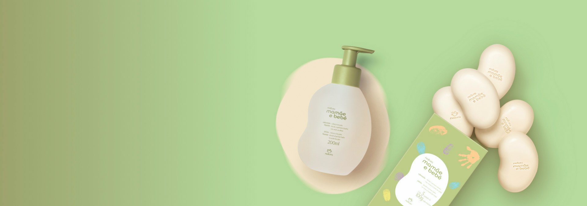 Fondo en tonos de verde y a la derecha jabón líquido y jabón en barra Natura Mamá y Bebé