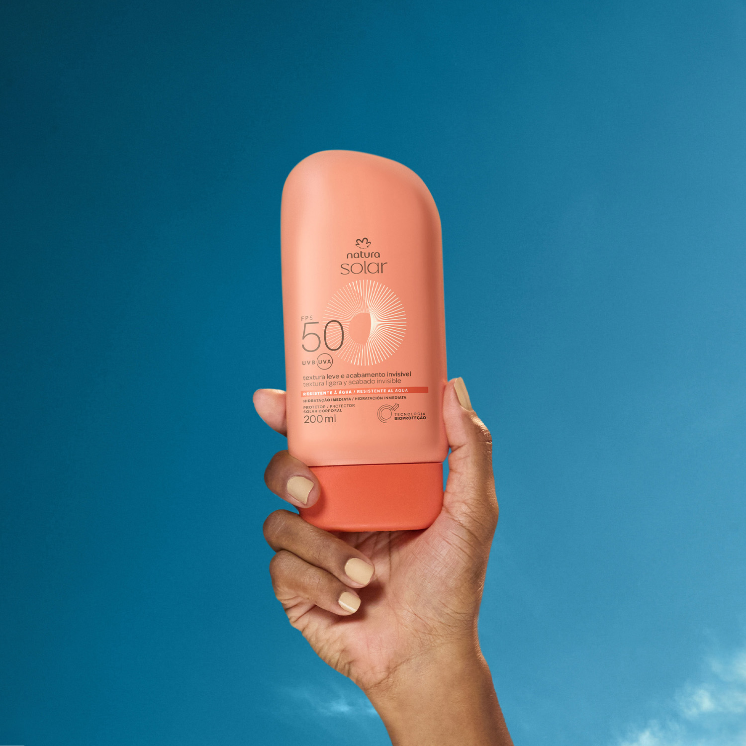 Tapa anti-arena. Diseño que evita la entrada de suciedad y arena durante su uso en la playa y al aire libre.