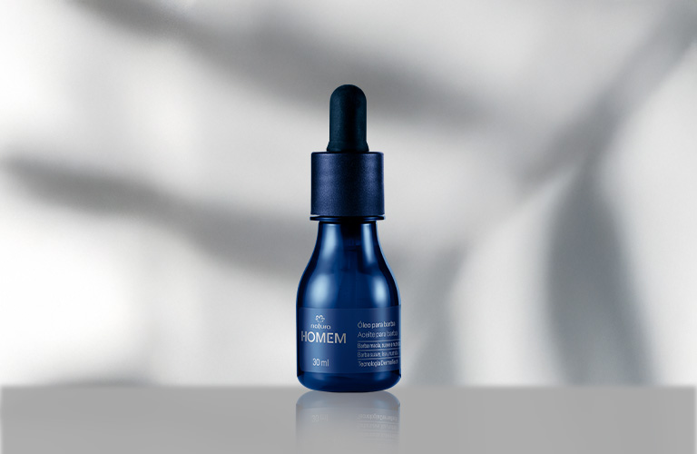 Óleo para Barba Homem sobre fondo gris.