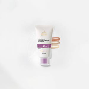 imagen de fondo claro, con la crema facial anti-edad 60+ de natura chronos al centro, con demostrativo de la textura.