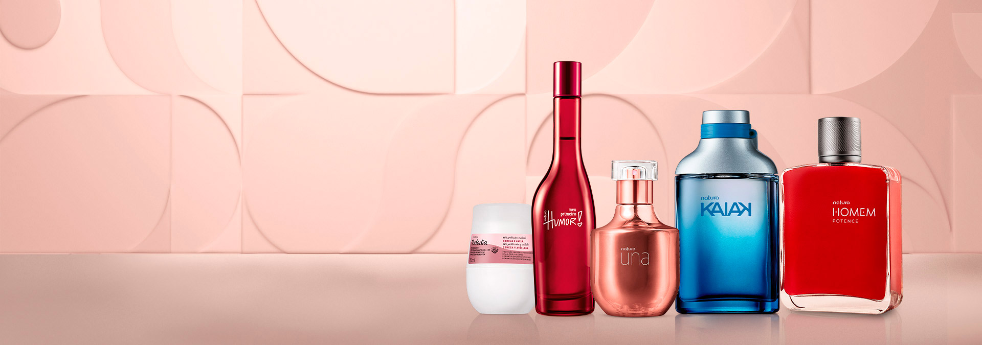 Fondo rosa claro con productos de las marcas Tododia, Humor, Una, Kaiak y Homem en el lado derecho de la imagen.