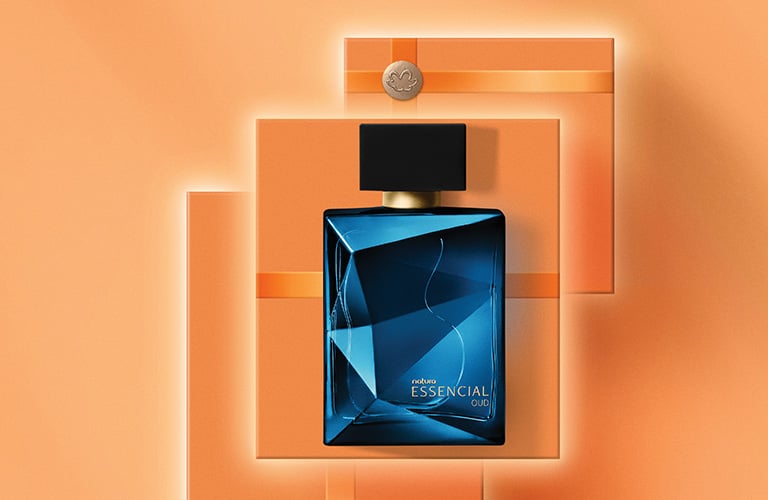 Essencial Oud Masculino sobre un fondo con cajas naranjas, haciendo parte del Black Friday en perfumes Natura