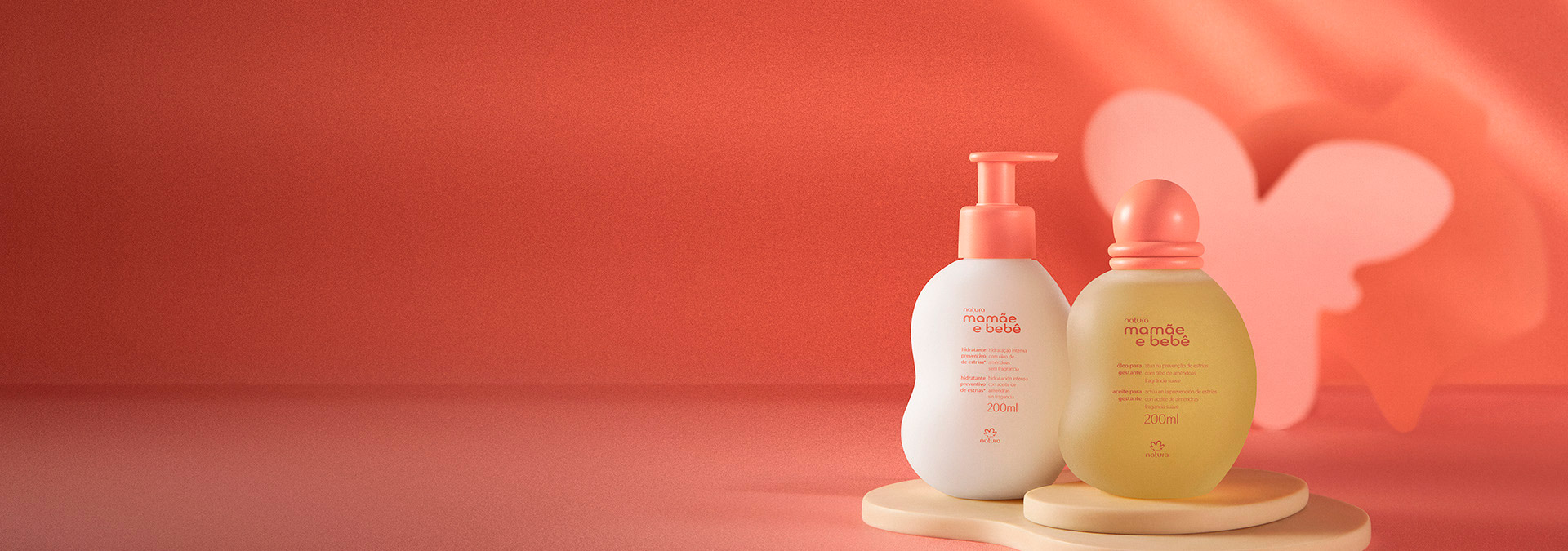 Fondo naranja con formas abstractas claras, al frente dos productos de la línea Mamá y Bebé de Natura.​