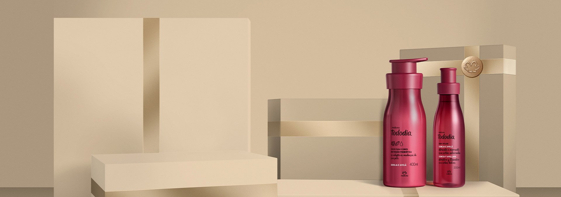 Frente a un fondo hecho de cajas de regalo color beige, está la línea Tododia de Cereza y Avellana.