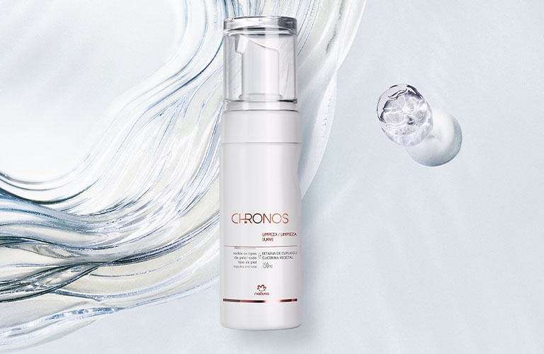 Foto de un frasco blanco del jabón en espuma. Fondo blanco liso. El envase tiene dispensador y muestra el logotipo, descripción del producto e ingredientes destacados.