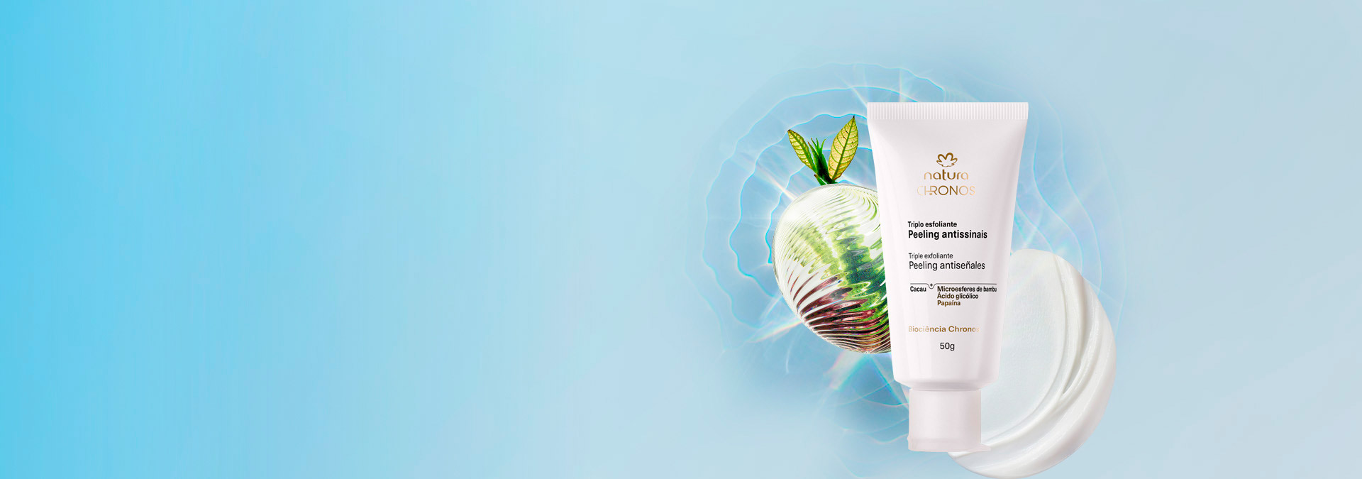 : Fondo en tonos de azul, a la derecha el Triple Exfoliante Peeling Antiseñales de Natura Chronos.
