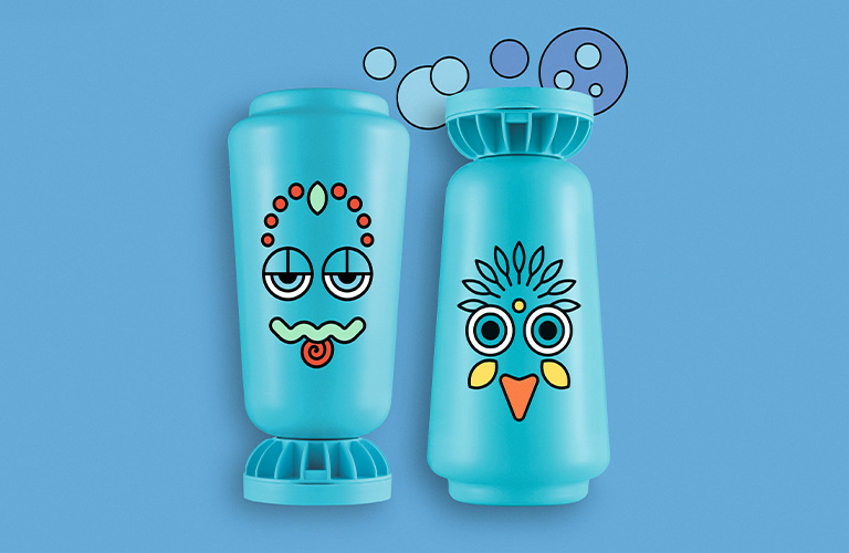 Shampoo y acondicionador Naturé sobre un fondo azul