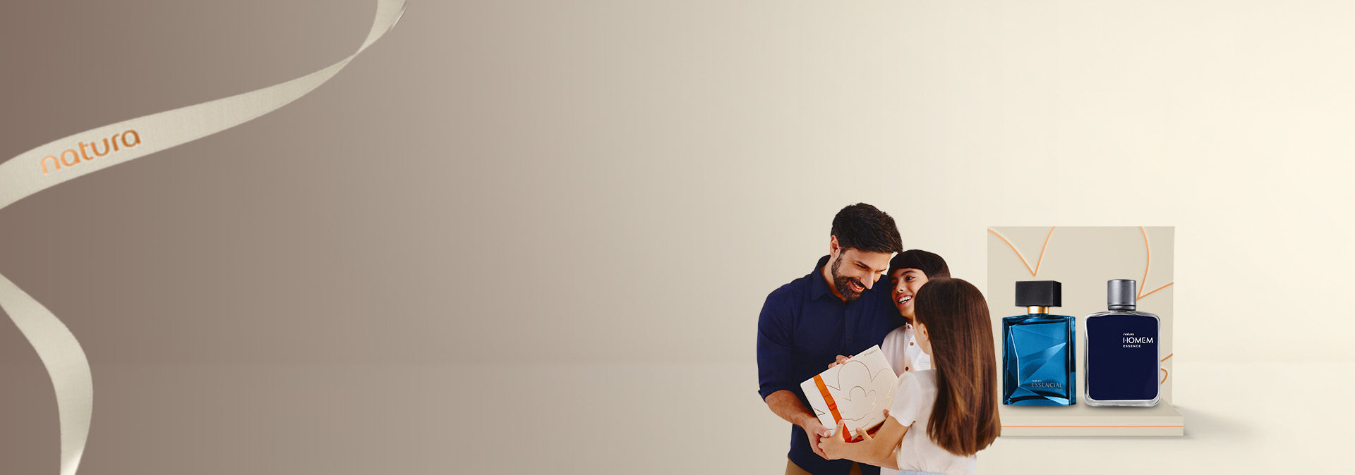 Banner de Perfumería Natura con productos de la marca Essencial.