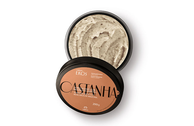 Foto de un pote de exfoliante corporal Natura Ekos Castaña, abierto, sobre fondo blanco.