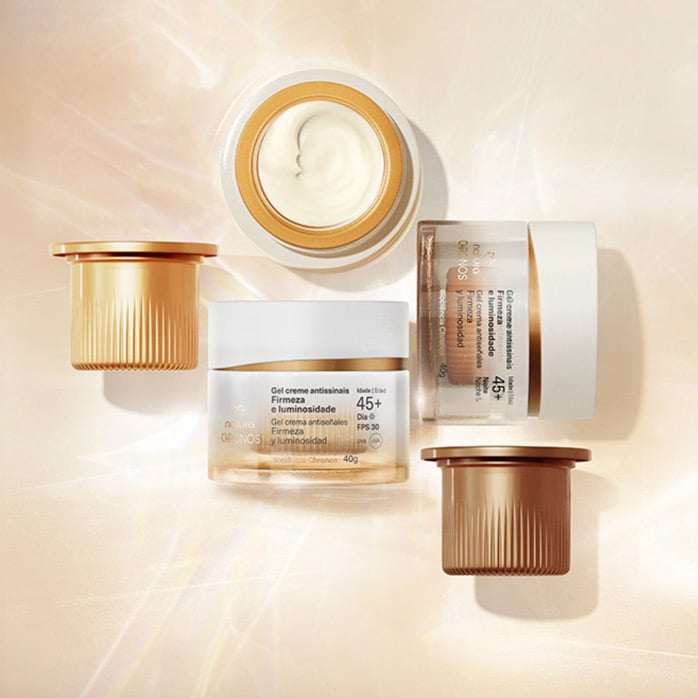 Imagen con degradados color beige y efectos de refracción de luz fondo y dos de nuestros productos de Chronos al frente