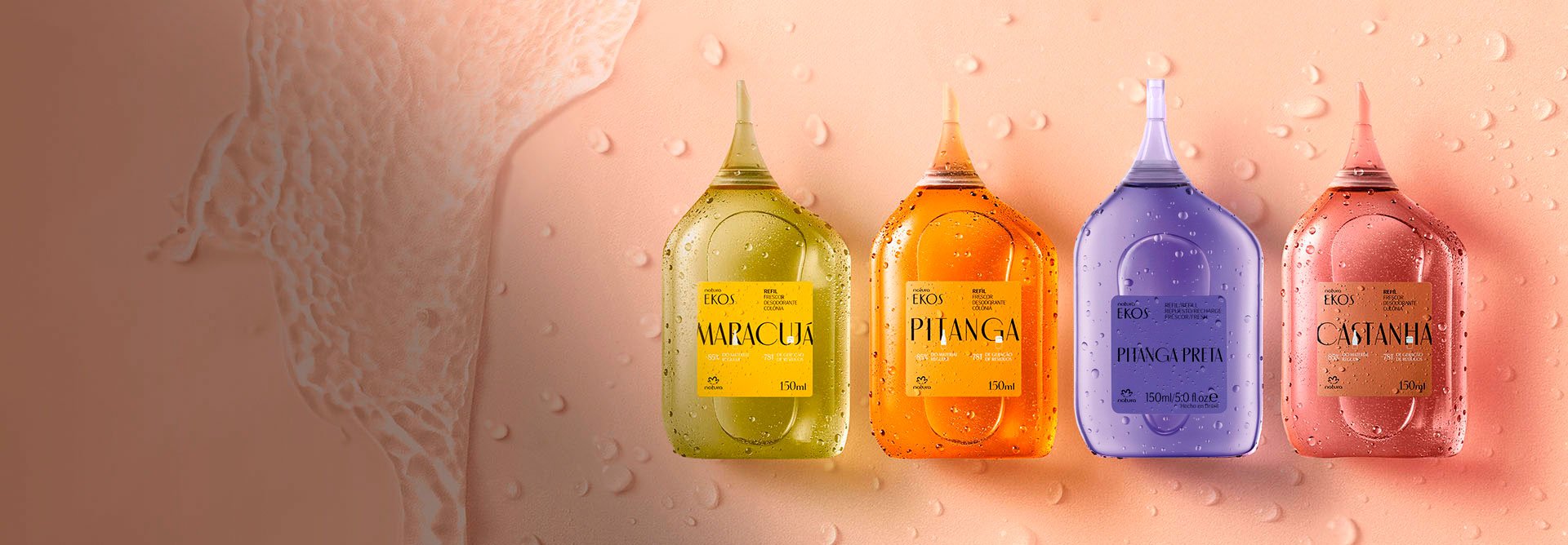 Cuatro repuestos de fragancias Ekos sobre un fondo rosa claro mojado.