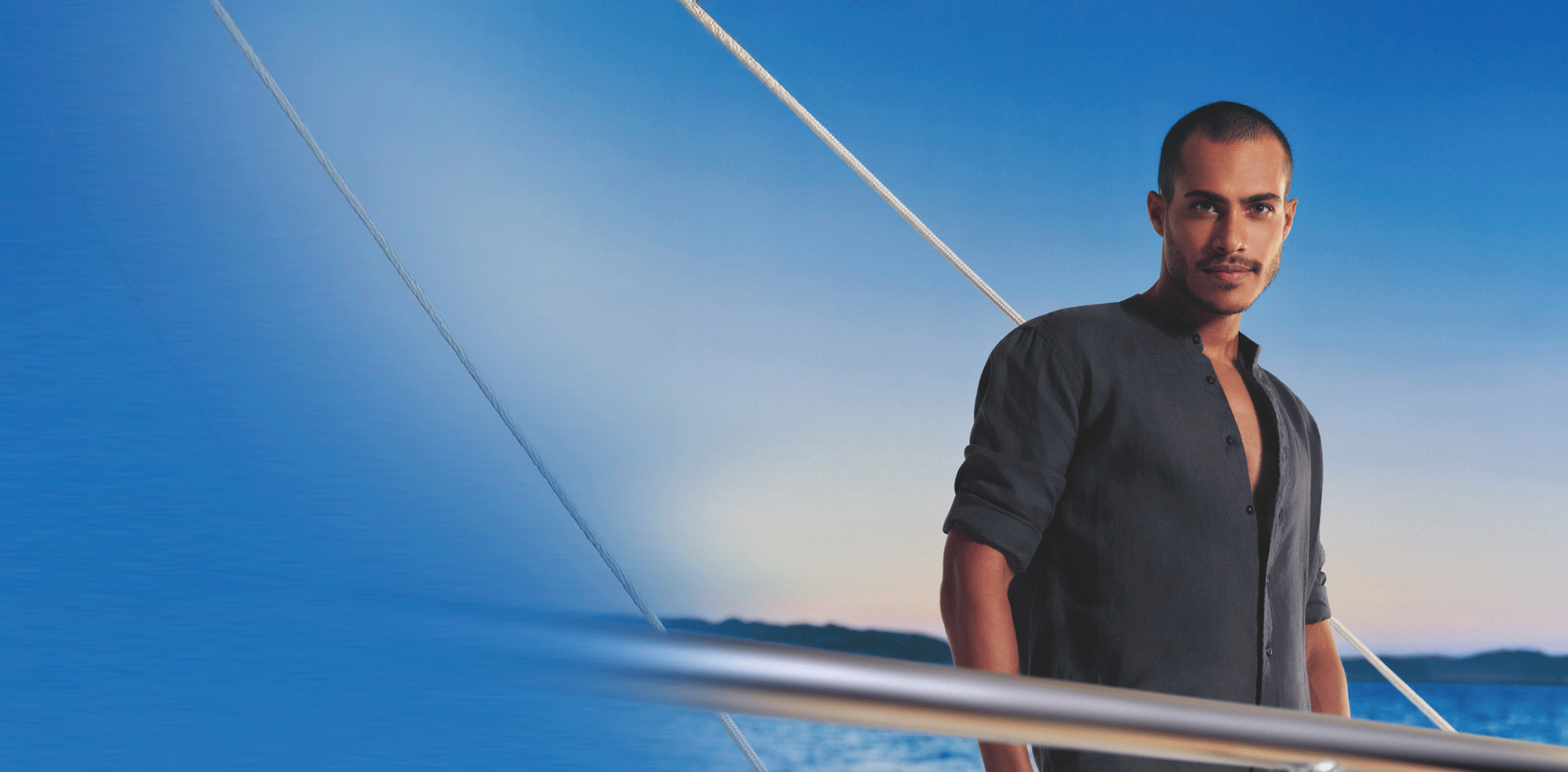 fondo en degradé claro con productos de la línea natura chronos exhibidos a la derecha.