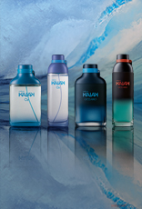 Frascos de Natura Kaiak en diferentes tonos de azul sobre fondo azul claro, reflejándose en la superficie brillante debajo de ellos.