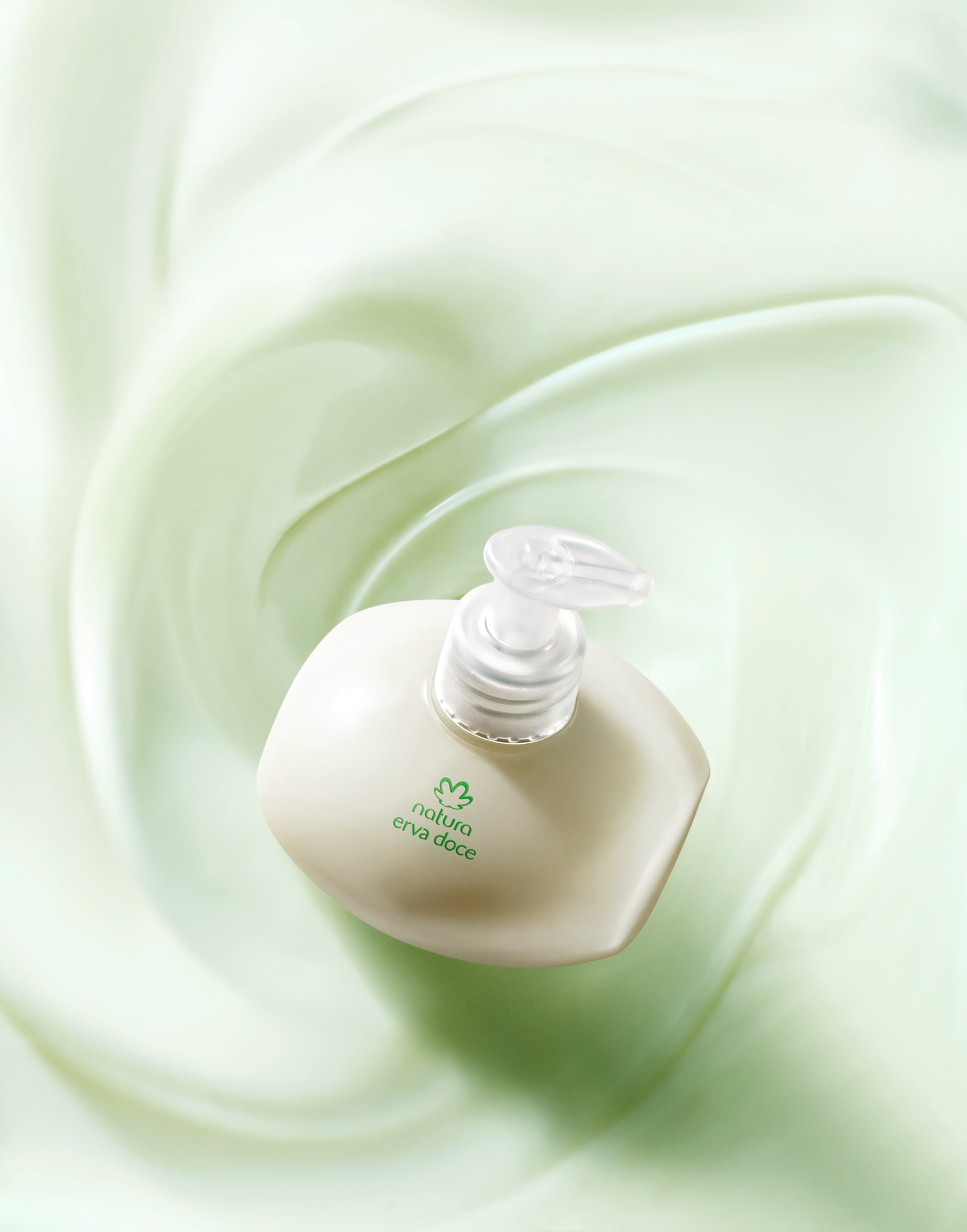 Imagen con fondo de olas del mar y nuestros dos productos de perfumería Kaiak clásicos al frente