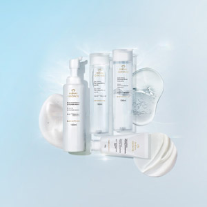 Imagen de fondo blanco con productos para limpieza de la piel. agua micelar, jabón, crema de limpieza, todos de natura chronos.