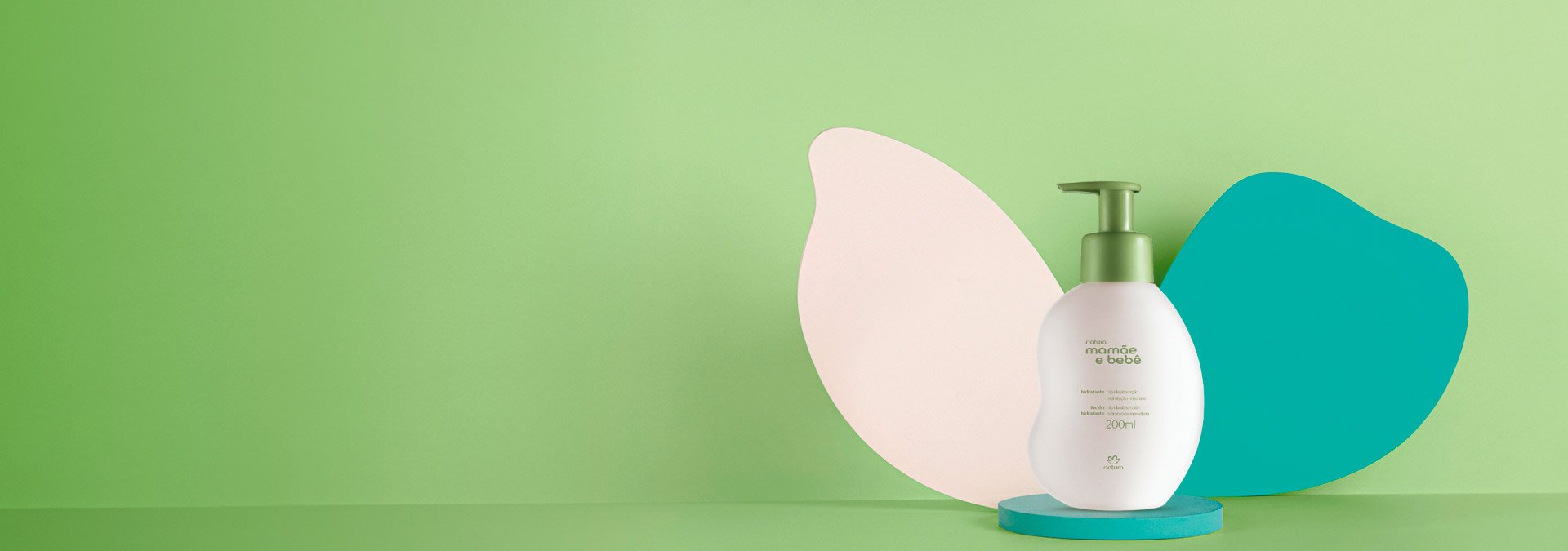 Fondo verde con formas abstratas en tonos de azul y a la derecha dos hidratantes Natura Mamá y Bebé