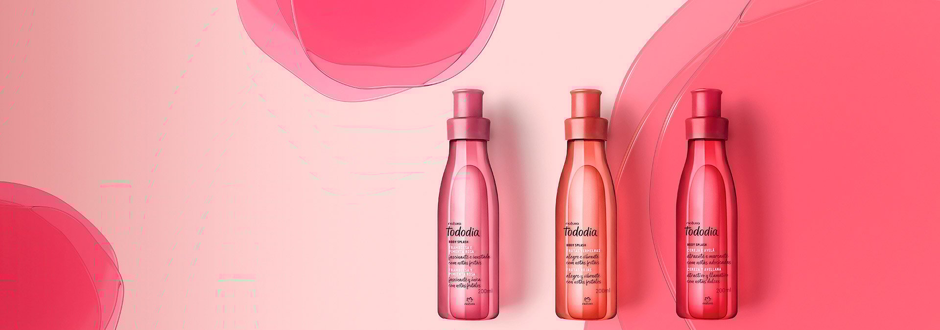 Fondo rosa con formas redondas, y al frente, tres body splash diferentes de Natura Tododia.