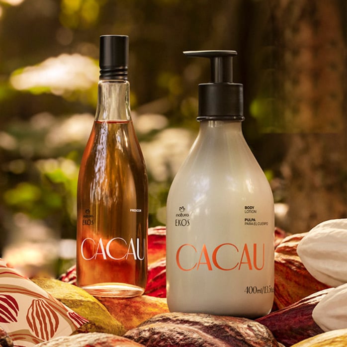 Imagen con la selva del amazonas de fondo y dos de nuestros productos de Ekos cacau al frente